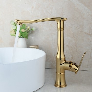 Stijlvolle gouden mengkraan in werking