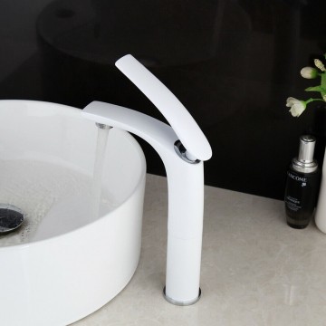 Stijlvolle witte wastafelkraan