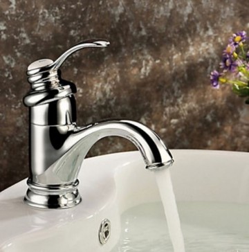 Elegante wastafelkraan met witte elementen afgewerkt