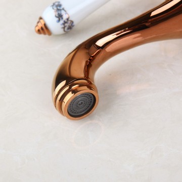 Tuit van een rose kraan