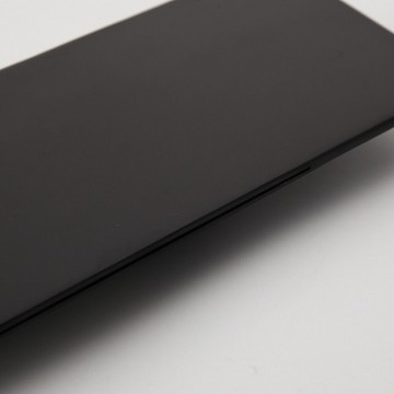 Uitloop brede zwarte waterval badkraan