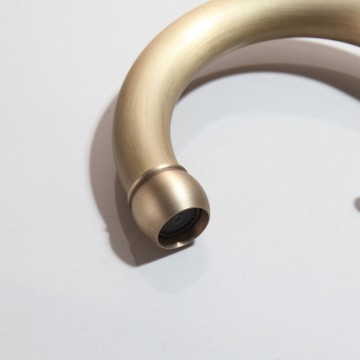 Uitloop bronskleurige wastafelkraan draaibaar