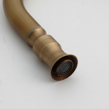 Uitloop bronzen keukenkraan