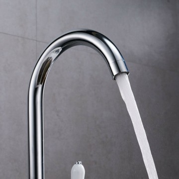 Uitloop chroom kraan voor de keuken