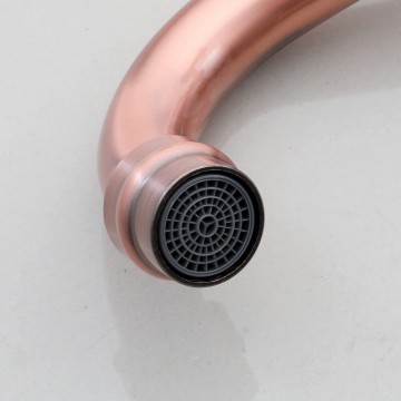 Uitloop koperkleurige wastafelkraan