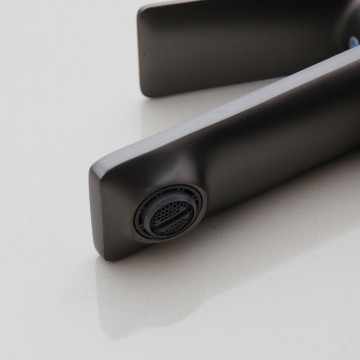 Uitloop mooie wastafelkraan gun metal uitvoering