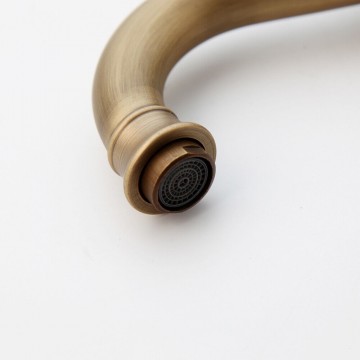 Uitloop nostalgisch bronskleurige wastafel mengkraan