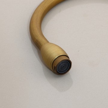 Uitloop van de bronzen keukenkraan