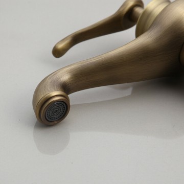 Uitloop van de bronzen kraan