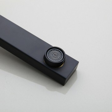 Uitloop zwarte kraan voor de wastafel