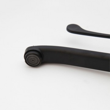 Uitloop zwarte wastafelkraan met elleboog bediening