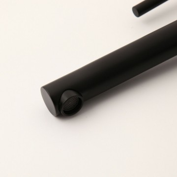 Uitloop zwarte wastafelkraan