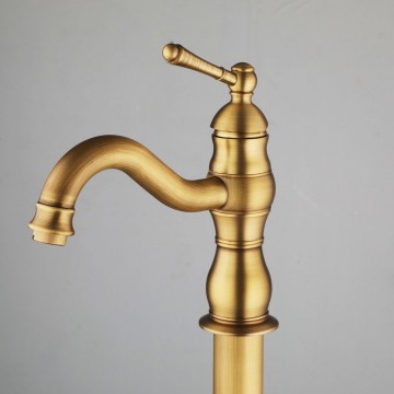 Vrijstaande bronskleurige landelijke badkraan 3