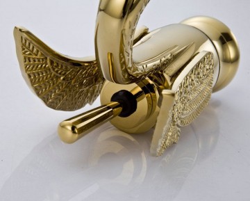 Elegante gouden wastafelkraan in de vorm van een sierlijke zwaan