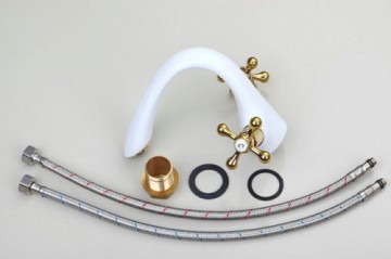 Nostalgische witte wastafelkraan met gouden elementen afgewerkt