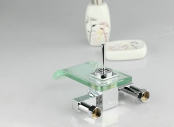 Waterval bad kraan met glazen mond en handdouche