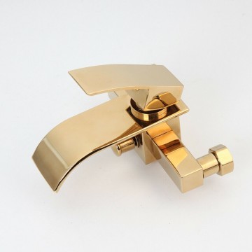 Watervalkraan goud voor bad