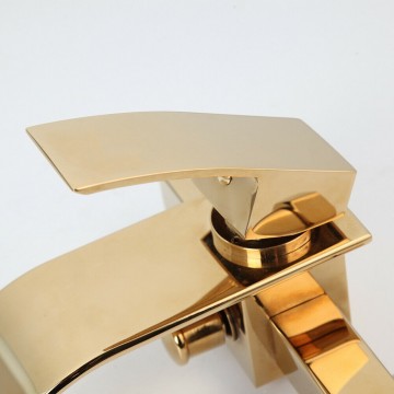 Watervalkraan goud voor badkamer