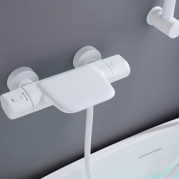 Witte thermostatische badkraan met glijstang 10