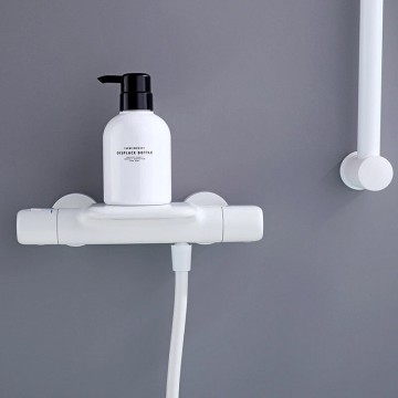 Witte thermostatische badkraan met glijstang 11