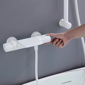 Witte thermostatische badkraan met glijstang 8