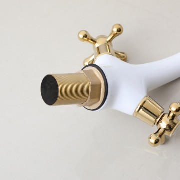 Witte wastafelkraan gouden elementen  3