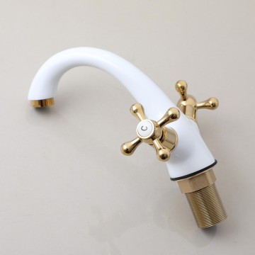 Witte wastafelkraan gouden elementen  4