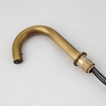 Zij aanzicht bronskleurige cesaro sensorkraan