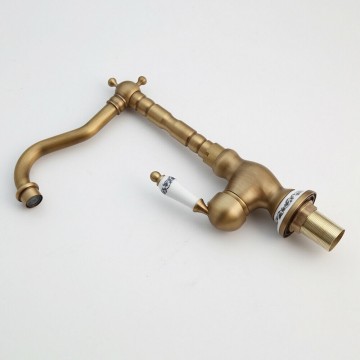 Zij aanzicht bronzen kraan