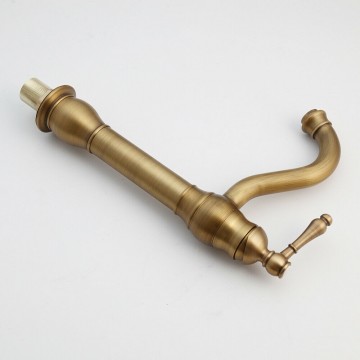 Zij aanzicht bronzen wastafelkraan