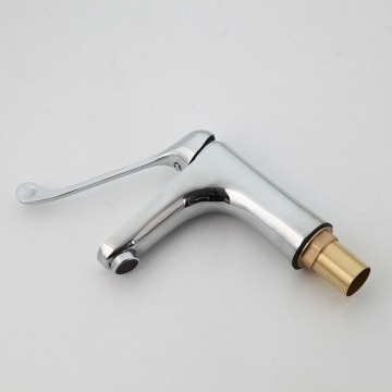 Zij aanzicht chroom kraan met elleboog bediening