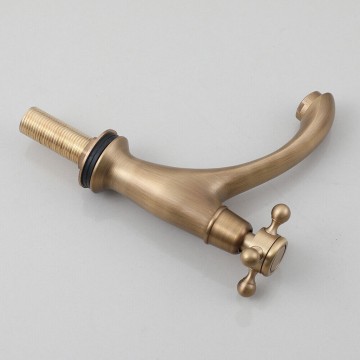 Zij aanzicht koudwater bronskleurig fonteinkraantje