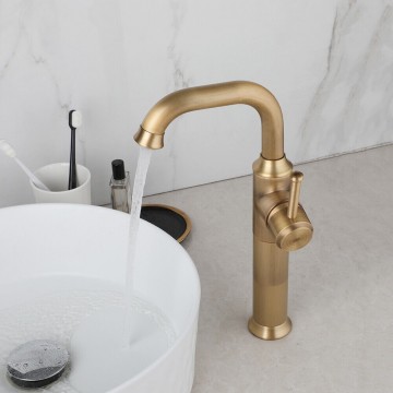 Zijaanzicht hoge bronskleurige wastafelkraan