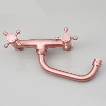 Zijaanzicht koperkleurige muurkraan