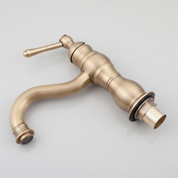 Zijkant bronskleurige wastafel kraan