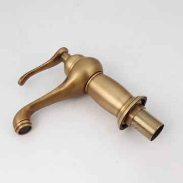 Zijkant bronskleurige wastafelkraan