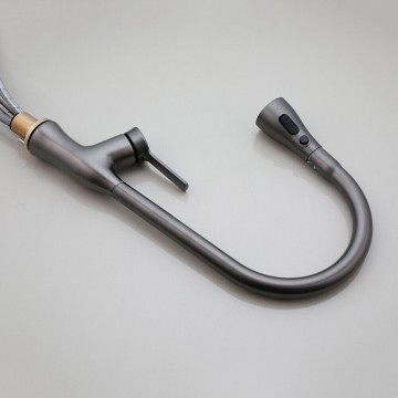 Zijkant gun metal keukenkraan met uittrekbare kop