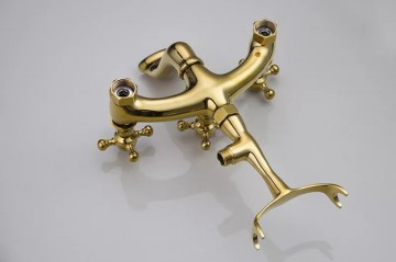 Zijkant landelijke vrijstaande badkraan