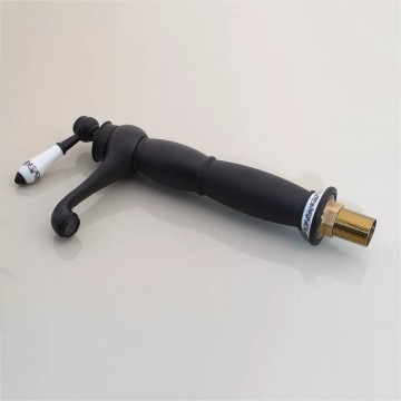 Zijkant zwarte mengkraan nostalgisch