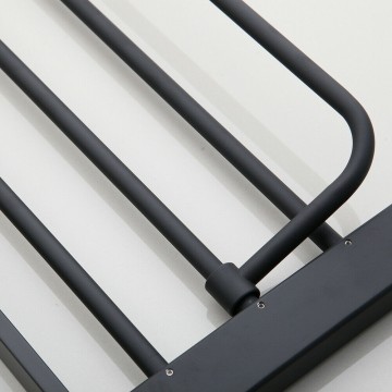 Zwart rek voor uw handdoek