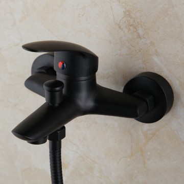 Zwarte badkramer kraan