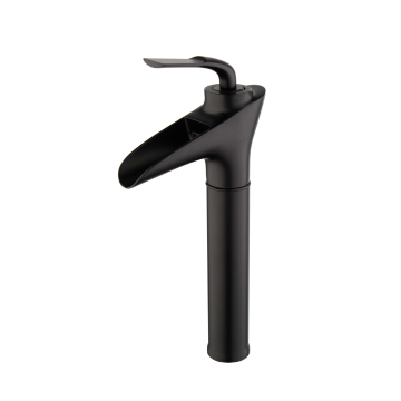 Zwarte fraaie waterval mengkraan