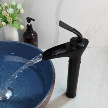 Zwarte fraaie watervalkraan voor badkamer
