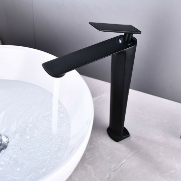 Zwarte hoge kraan modern