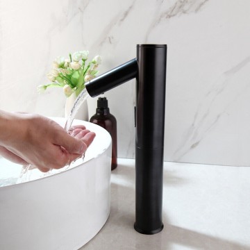 Zwarte hoge sensor kraan handenvrij