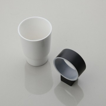 Zwarte houder witte beker