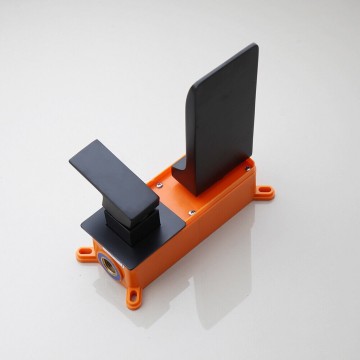 Zwarte inbouw watervalkraan meng kraan