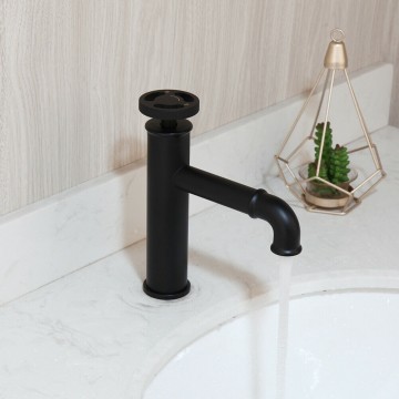 Zwarte industriele mengkraan