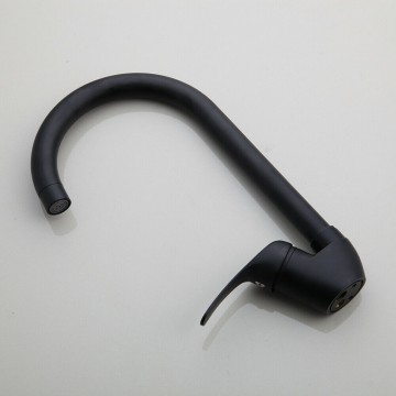 Zwarte keuken mengkraan