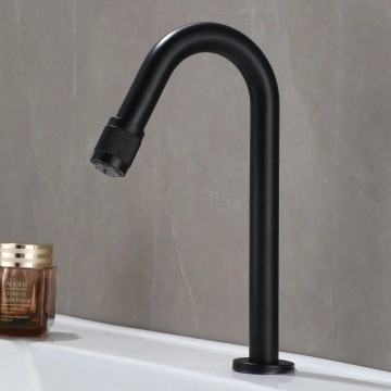 Zwarte koud water kraan 1